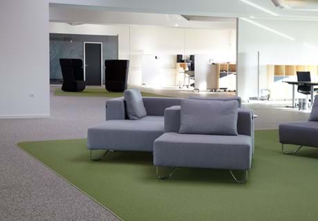 afpasset Fraster tæppe grøn på kontor